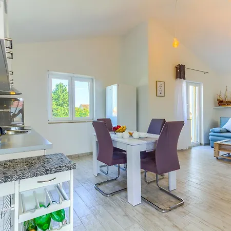 Queen's Pearl - Ninske Vodice *